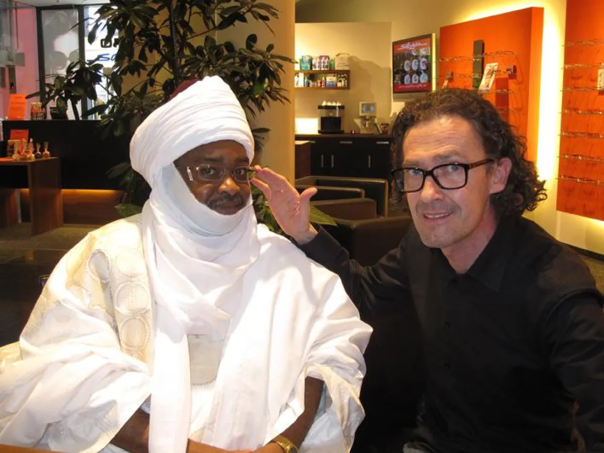 V.l. König Mohamadou Hayatou-Issa von Ngaoundere und Brillendesigner Martin Salzmann