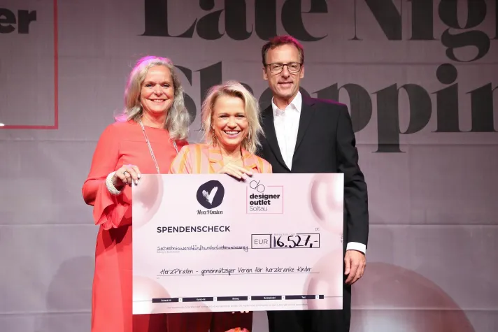 Bild: Designer Outlet Soltau spendet für HerzPiraten