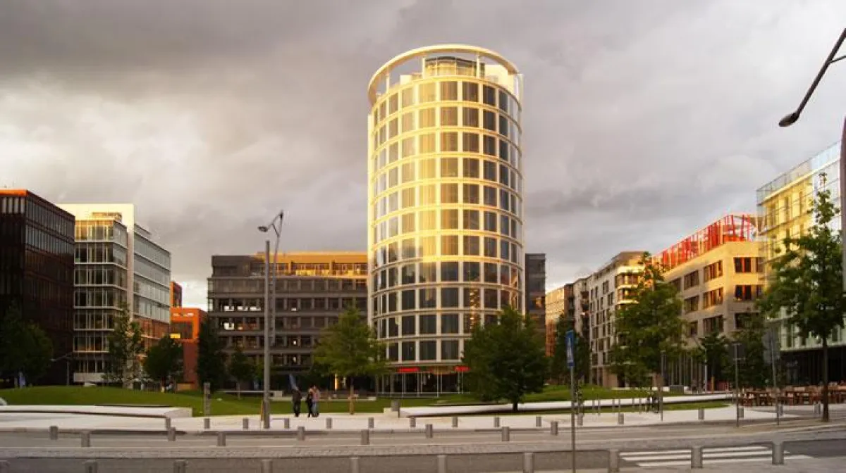 Die Sonnenschutzanlage aus beweglichen Glaslamellen passten exakt in die vorhandenen Elemente der Sekundärfassade