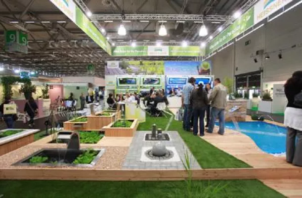 Bild: Gut besuchte Terrasse auf der gafa 2011 in Halle 9.1.