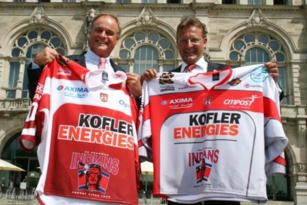 Dr. Georg Kofler, Gründer und Vorstandsvorsitzender der Kofler Energies AG, und Dirk Wroblewski (rechts), Geschäftsführer der EC Hannover Indians GmbH, präsentieren die neuen Trikots der Eishockey-Pro