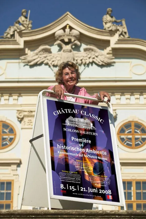 Baronin Marietheres Waldbott dirigiert Mitglieder der Wiener Philharmoniker nach Halbturn