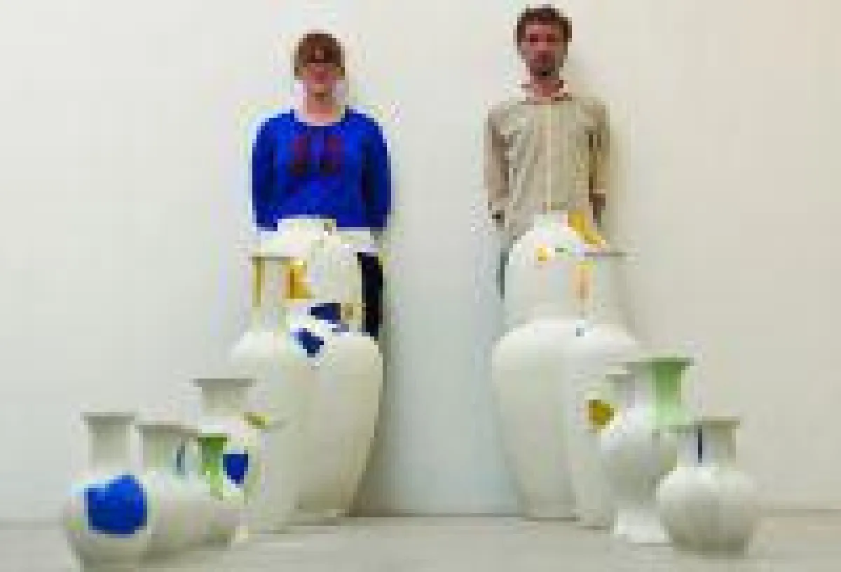 Julie Progin und Jesse McLin von Latitude 22N mit einigen ihrer Exponate. Foto: Firma