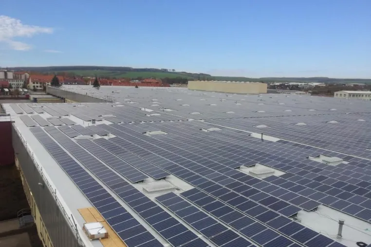 Bild: Zentralwechselrichter von KACO new energy powern Europas größtes Solardach