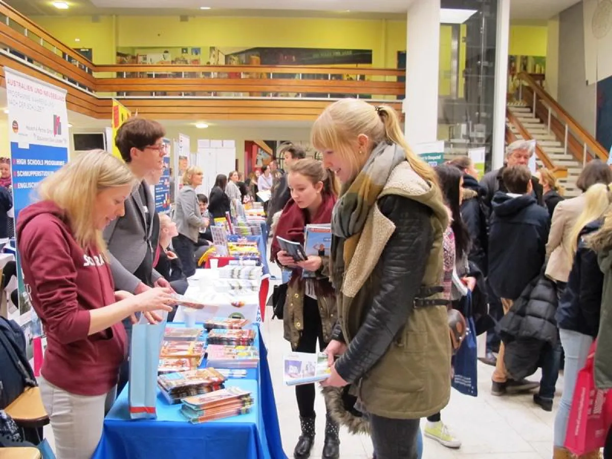 Besucher informieren sich auf der JuBi in Hannover über Auslandsaufenthalte