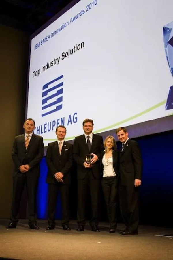 Dr. Volker Kruschinski (3. von links), Vorstand der Schleupen AG, erhält den IBM Innovation Award