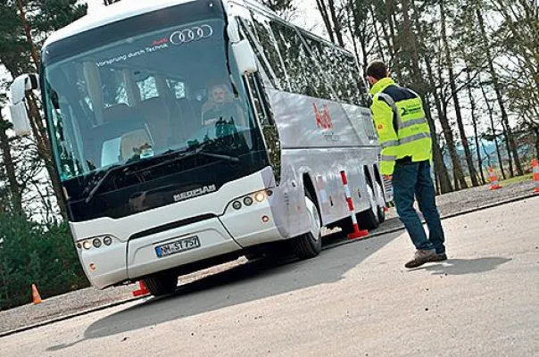 Bild: Dittmeier fördert unfallauffällige Busfahrer mit Zuschuss für Fahrertraining