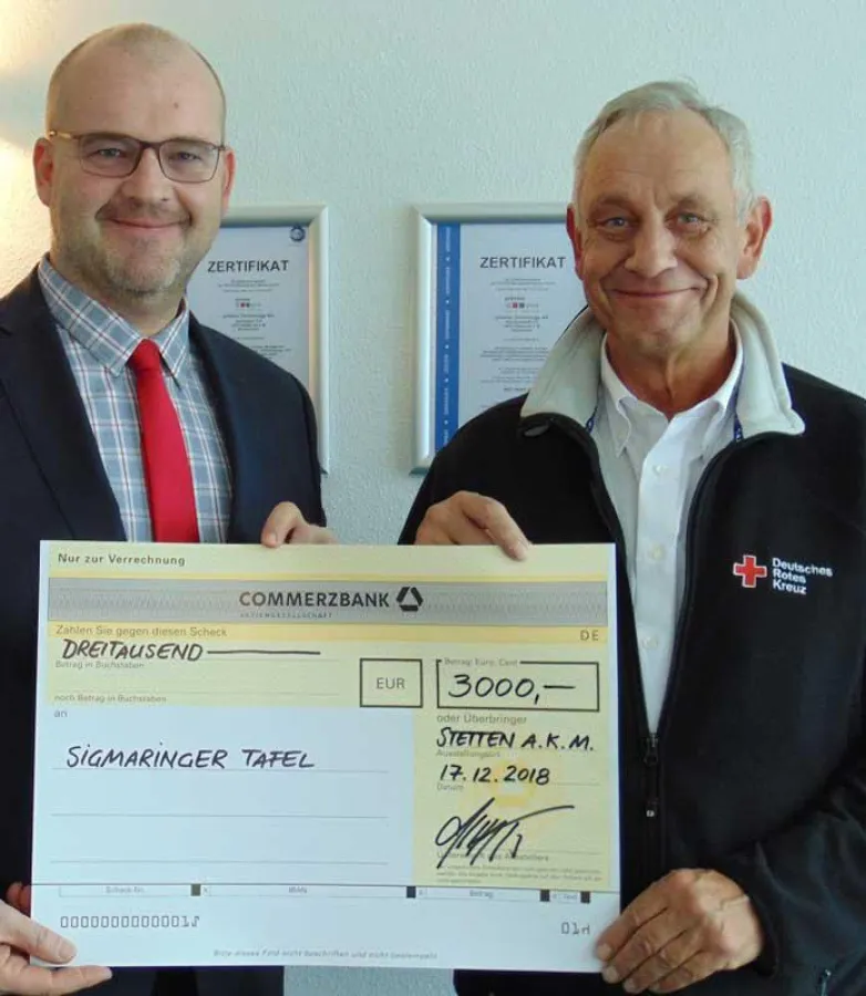 Andreas Kupka (links), Geschäftsführer der primion Technology GmbH übergibt den Spendenscheck über 3