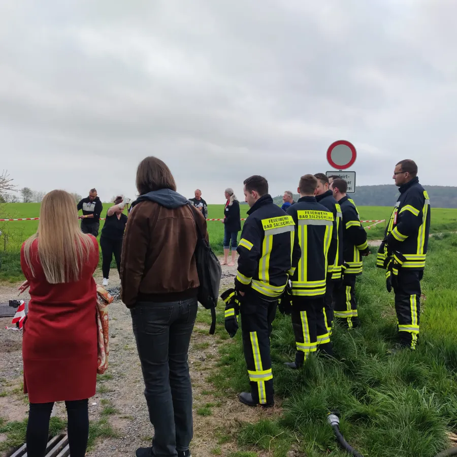 Spalier der Feuerwehr Bad Salzschlirf beim Feuerlauf der LCC Seminare GmbH in der Nähe des Aqualux  (© LCC Seminare GmbH)
