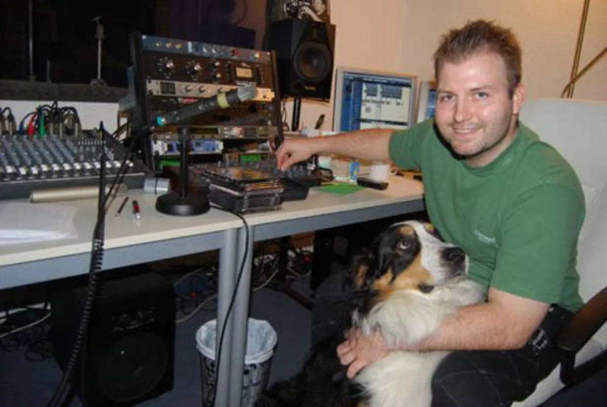 Musikproduzent Sören Schnabel und Studiomaskottchen Lucky