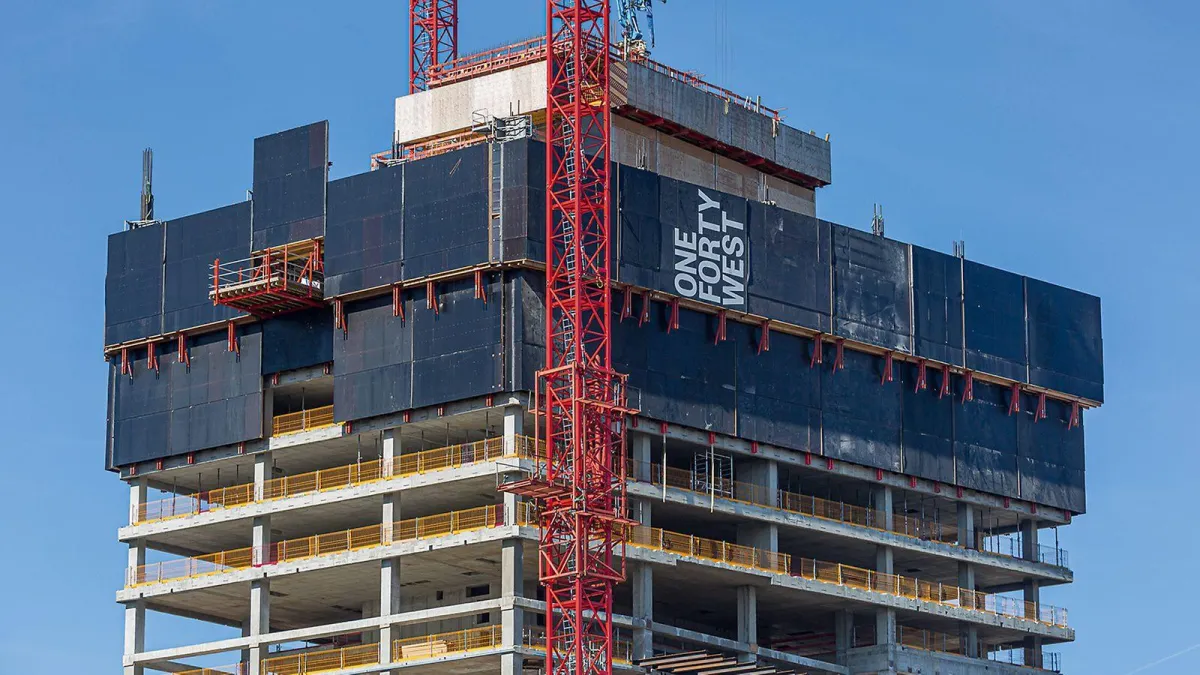 Kernschalung und Schutzwandeinhausung basierten auf dem bewährten RCS Schienenklettersystem.