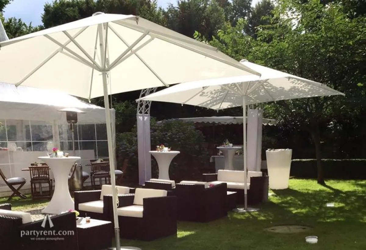 Loungemöbel und Sonnenschirme in den Außenanlage des Gästehauses Schöne Aussicht.