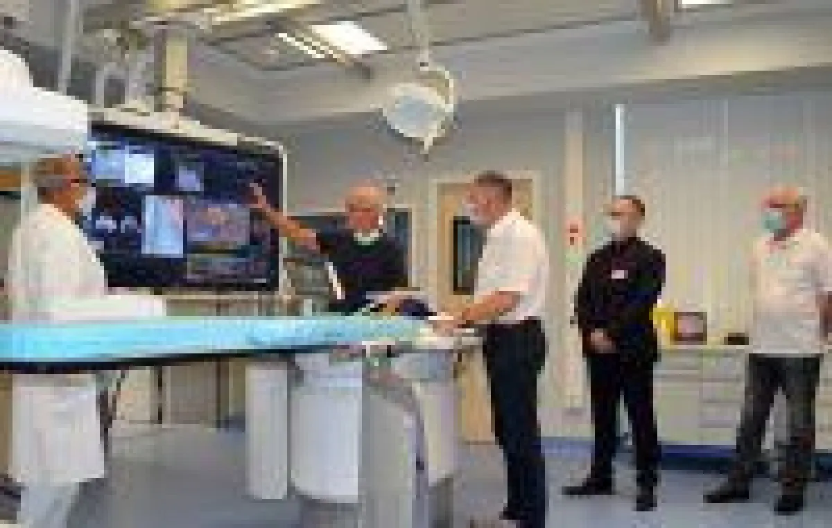 Besichtigung der neuen Anlage durch Landrat Uwe Schulze (Mitte) und Betriebsleitung des Gesundheitszentrums Bitterfeld/Wolfen.