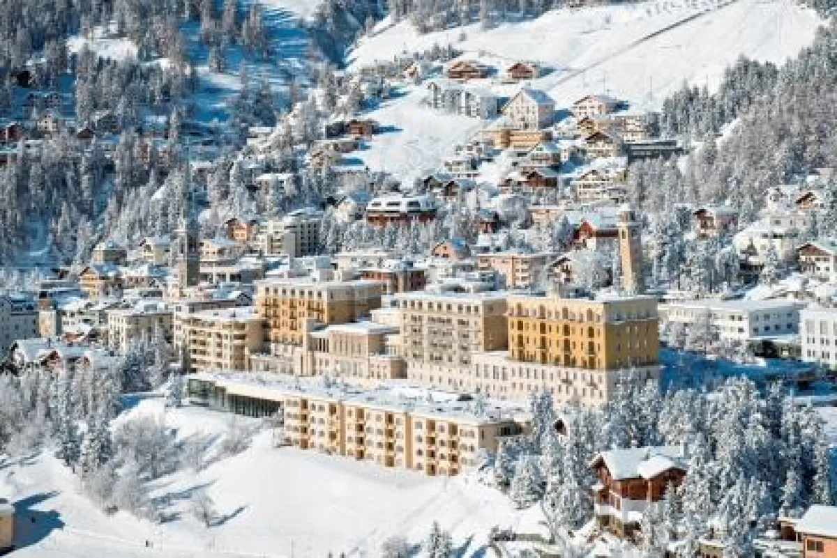 Außenansicht des Kulm Hotel St. Moritz im Winter