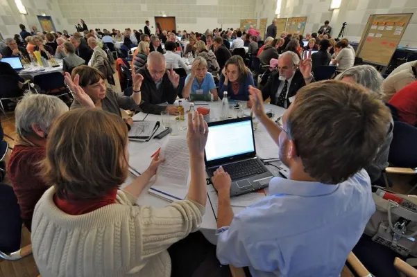 Bürger diskutieren bequem von zuhause mit 170 Personen in 500 km Entfernung Bild: Bürger diskutieren bequem von zuhause mit 170 Personen in 500 km Entfernung