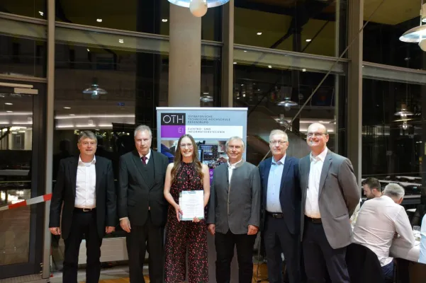 Bild: Verleihung des IfKom-Preises 2022 an an B. Eng. Anja Preitschaft der Ostbayerischen Technischen Hochschule Reg
