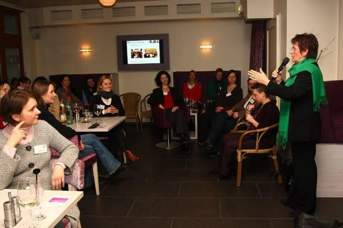 FinV-Initiatorin Karin Fourier führte beim Auftakt in Berlin in das Anliegen und die Möglichkeiten des sinnvollen Netzwerkes FinV Frauen in Verantwortung.