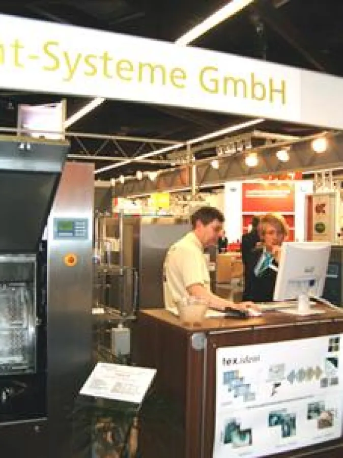 GiS Vertriebsleiter Herr Thomas Menzel bei der Demonstration des tex.ident Systems