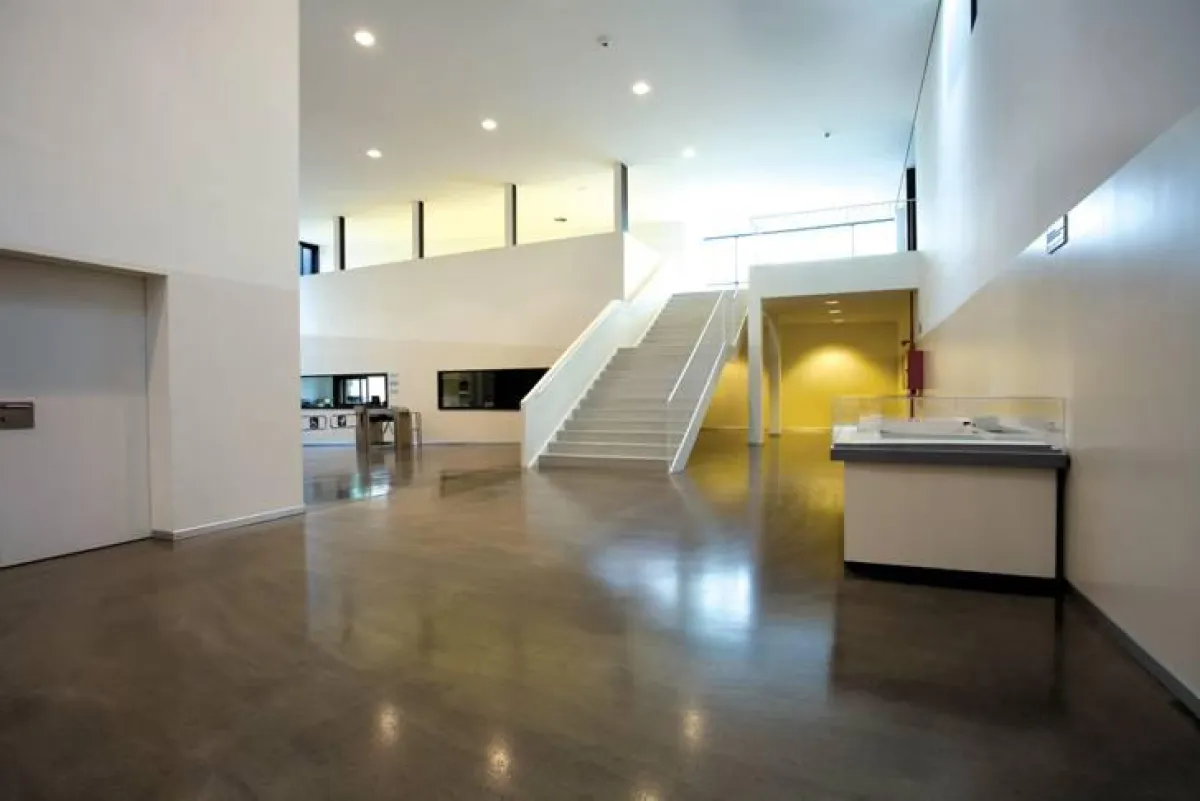 Insbesondere Räumen mit repräsentativem Charakter verleihen mineralische Designböden eine edle und b