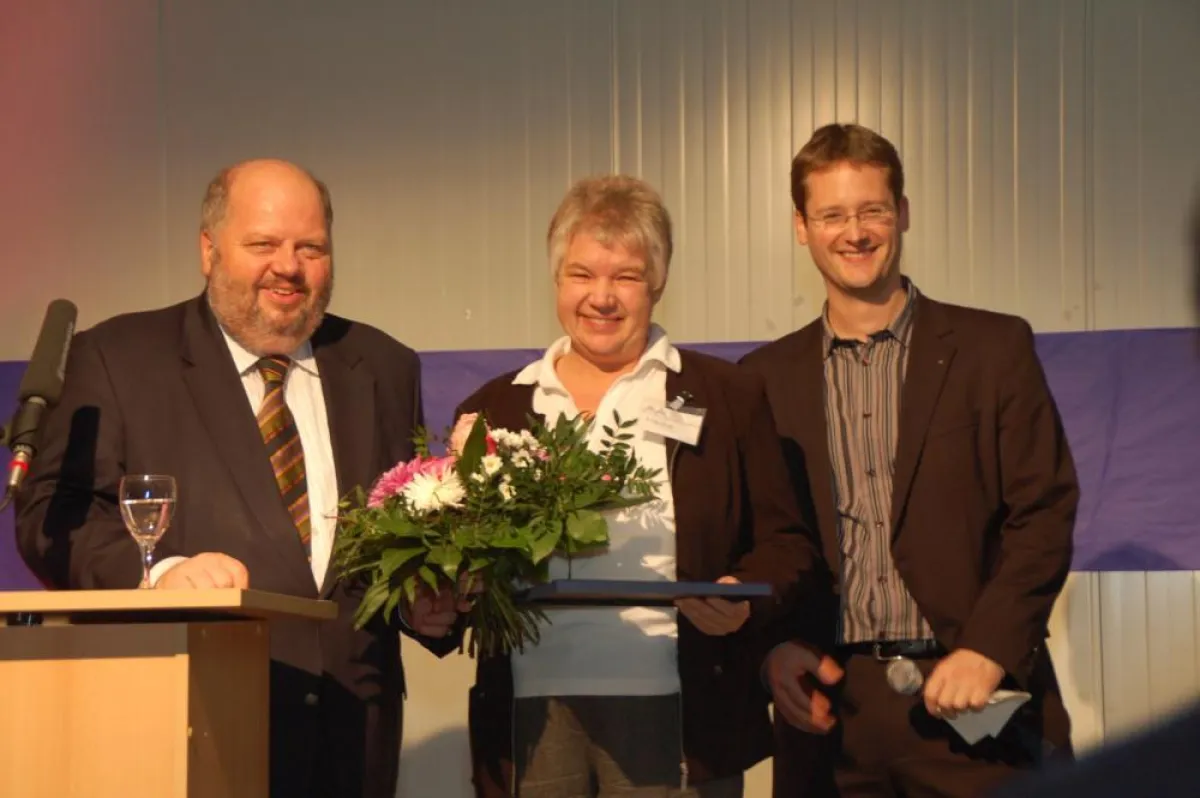 Auszeichnung: Thüringens Kultusminister Goebel ehrte Heike Szebrat gemeinsam mit AFS-Vorstandsvorsitzenden Oliver Hartmann (v.l.)