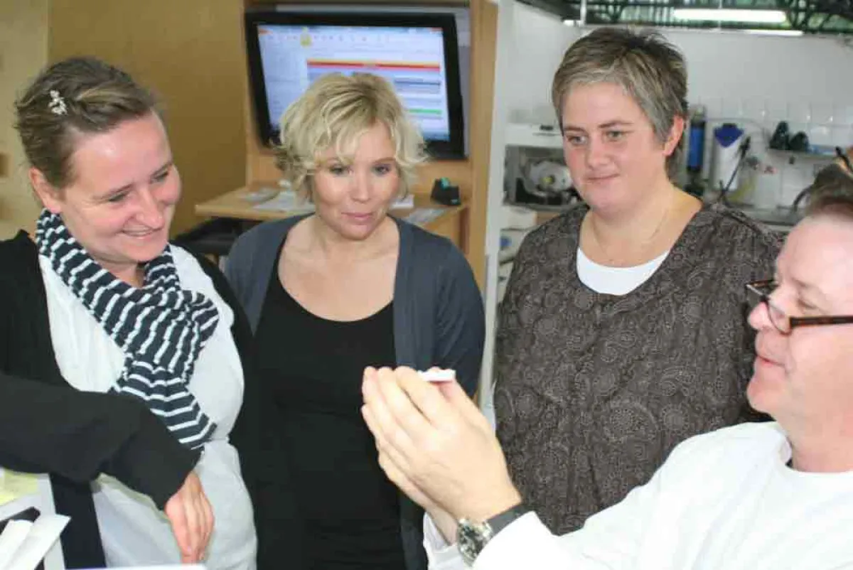 Wissbegierige Zahnarztpraxismitarbeiterinnen lernen Laborabläufe bei Kotschmar Zahntechnik kennen