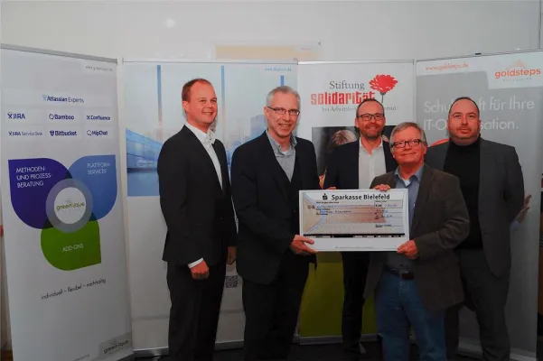 Die acocon Gruppe als Nikolaus: Unterstützung für den Bielefelder Kinderfonds Bild: Die acocon Gruppe als Nikolaus: Unterstützung für den Bielefelder Kinderfonds