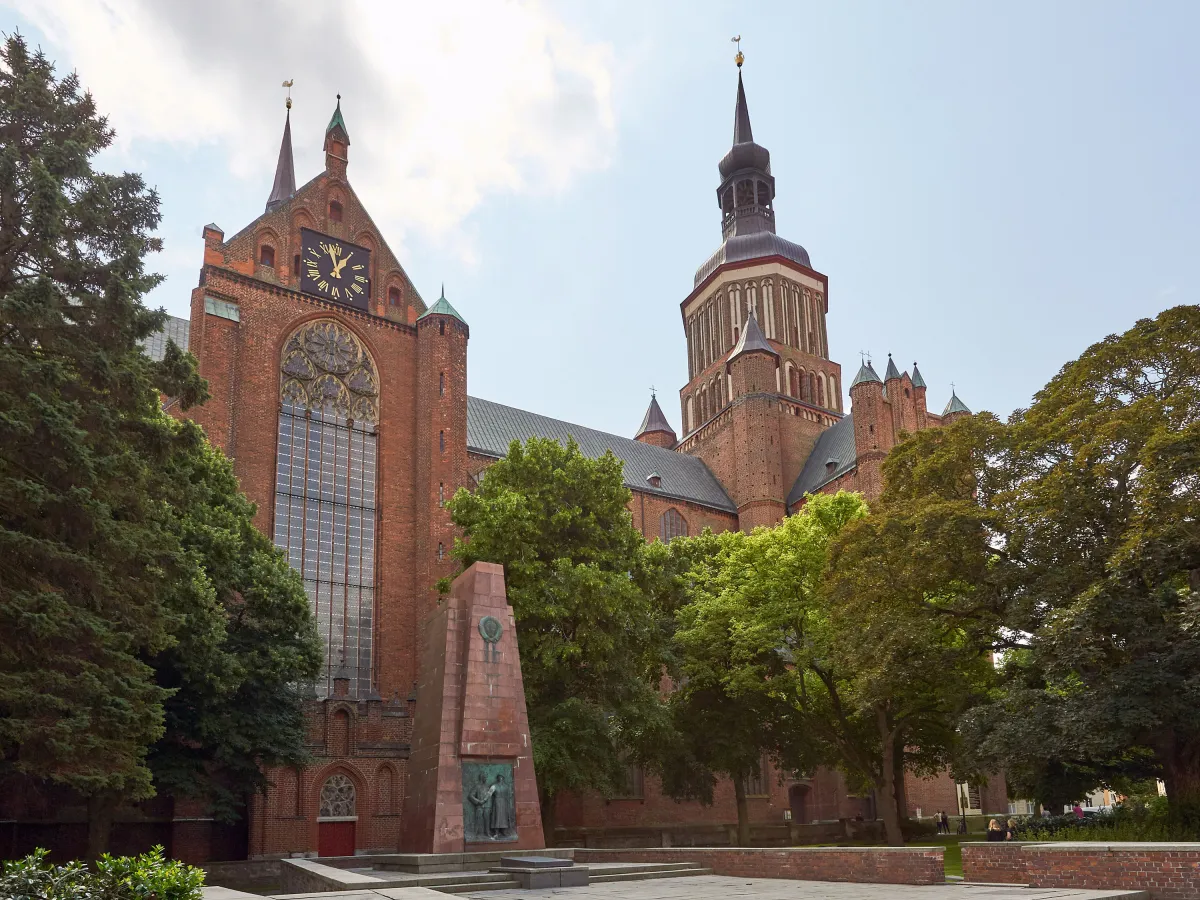 Prunkstück der norddeutschen Backsteingotik: die St. Marienkirche in Stralsund (© Ostseeappartements Rügen Vermarktungs-GmbH & Co. KG)