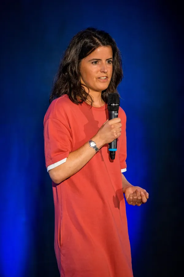 Die Expertin Julia Siegenthaler bei ihrer Rede auf dem internationalen Speaker Slam (© Dominik Pfau)