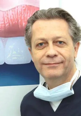 Bild: Implantologe Dr. Hülshorst rät: Qualifikation und Erfahrung entscheidend für professionelle Zahnimplantate