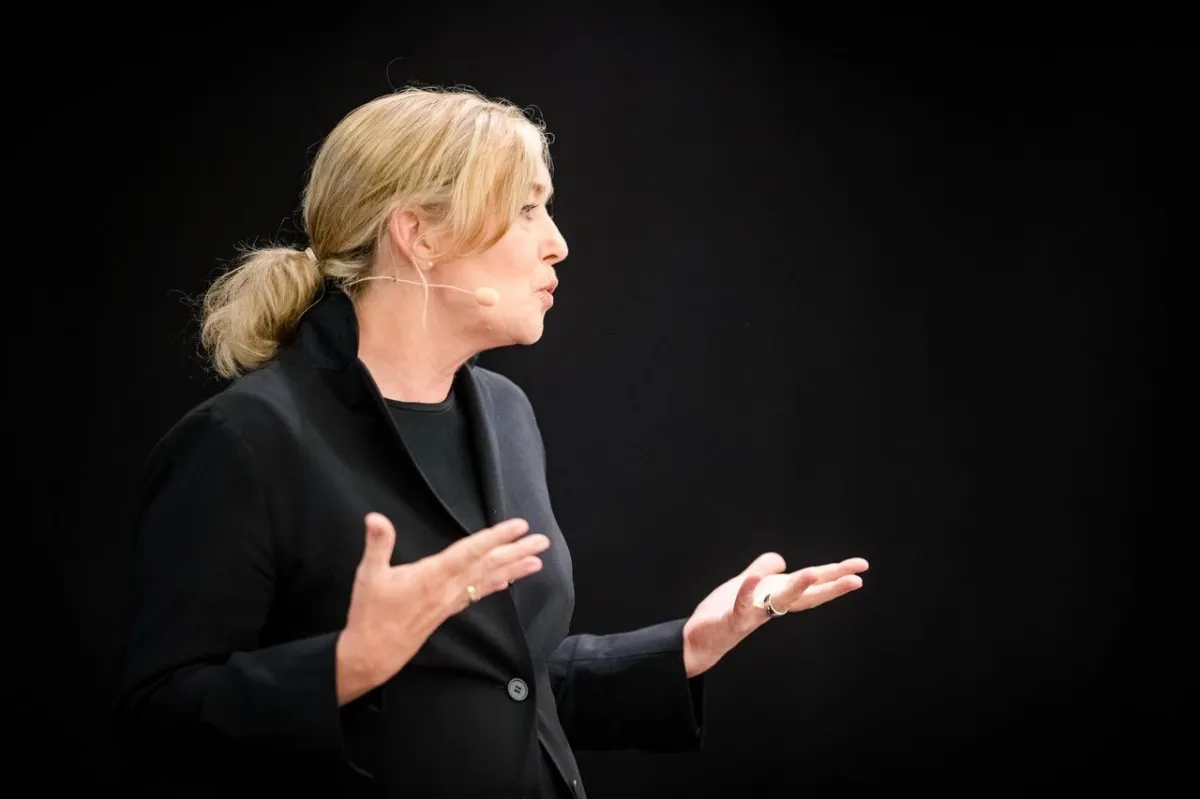 Sandra Repking, Unternehmensberaterin und Speakerin bei ihrer Rede zum Award, Foto: Dominik Pfau