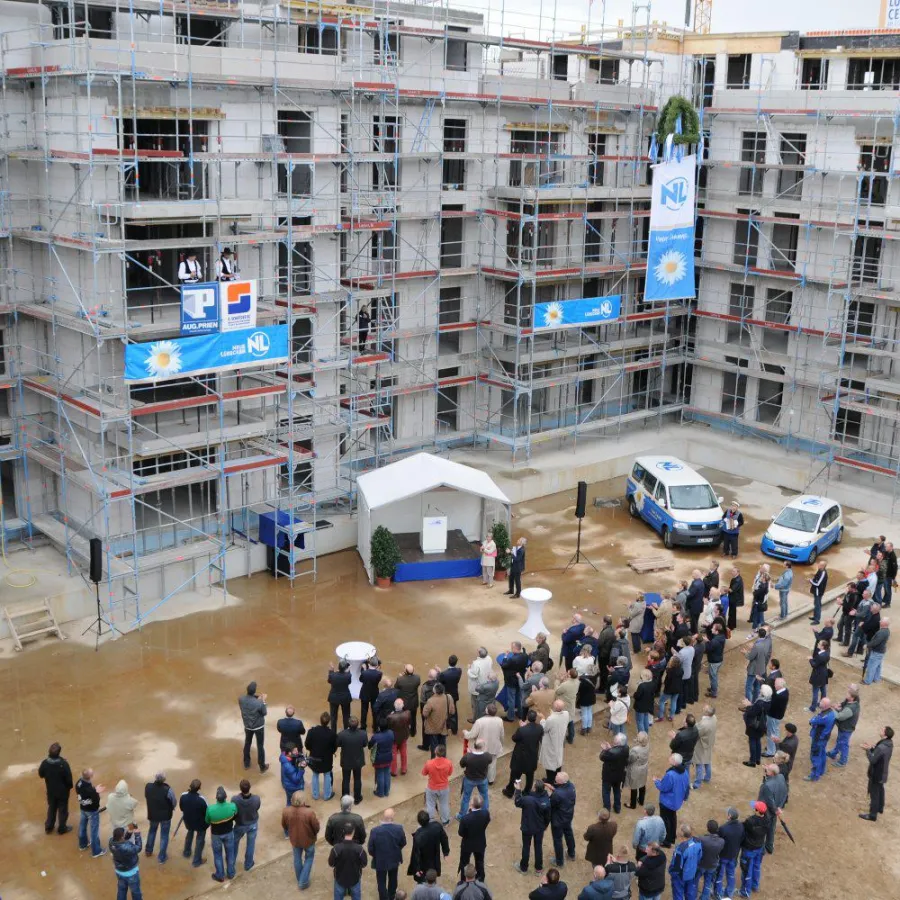 Mehr als 250 Gäste feierten das Richtfest für 224 Wohnungen.