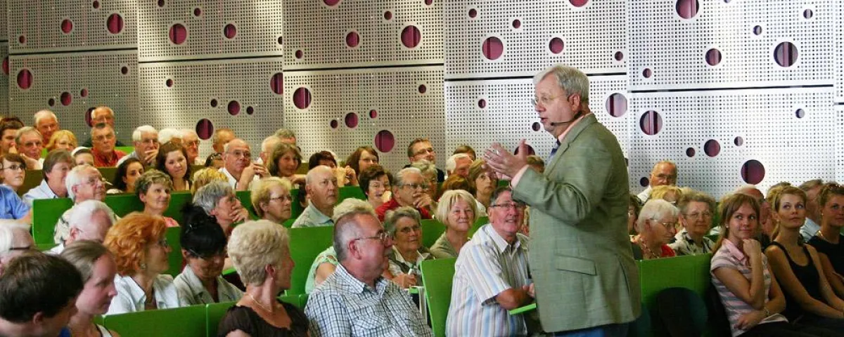 Gemeinsam mit den Teilnehmern begab sich Prof. Karl Born in der letzten Vorlesung der GenerationenHochschule auf ?Eine ?Reise? durch die Welt des Reisens?