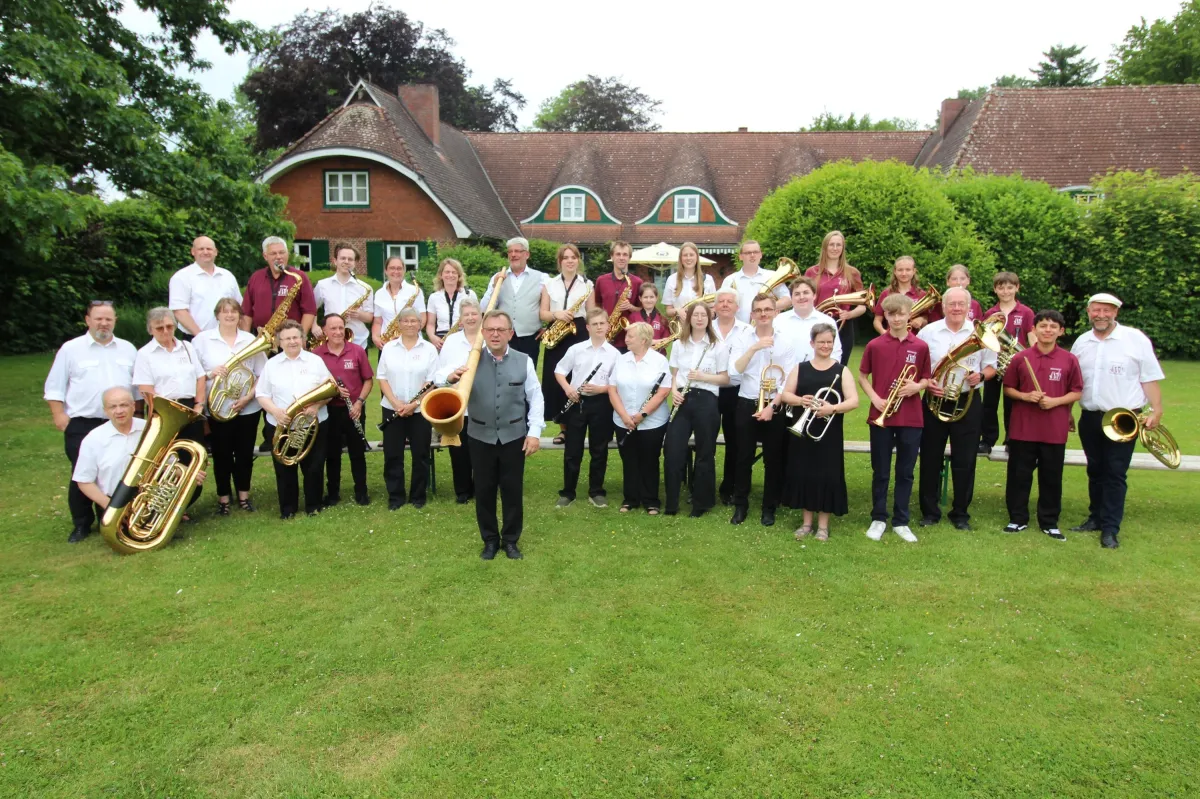Die Möhnsener Musikanten beim Sommerkonzert 2025 vor dem Herrenhaus auf Gut Basthorsdt (© Möhnsener Musikanten e.V.)