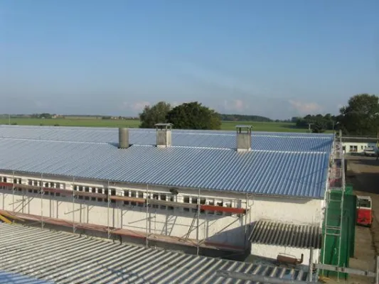 Bild: Dachsanierung des Solarpark Löbnitz verläuft planmäßig