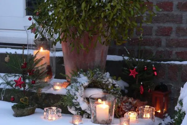 Weihnachtlicher Lichterglanz mit Engeln und Teelichten Bild: Weihnachtlicher Lichterglanz mit Engeln und Teelichten