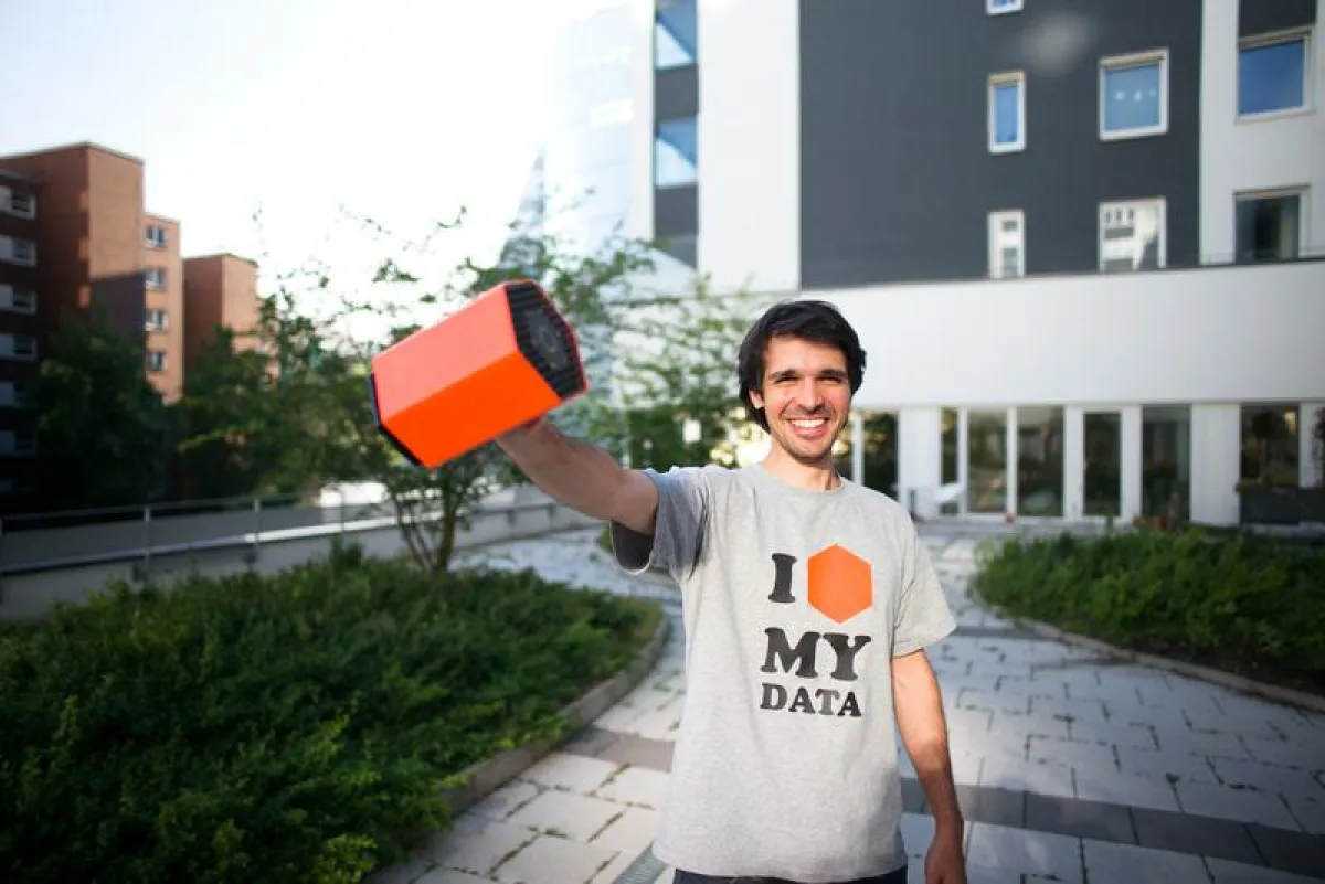 Ali Jelveh mit dem neuen Mini-Server Maya