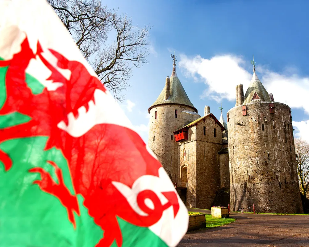 Walisische Flagge vor der Burg Castell Coch, Südwales © Crown Copyright (2021) Visit Wales