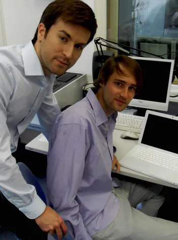 Bild: Die Generation 50+ auf der Datenautobahn - zwei Studenten geben Starthilfe