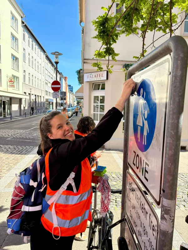 Isabell Rahms und Mitglieder der CDU Mainz-Altstadt reinigen Straßenschilder in Mainz