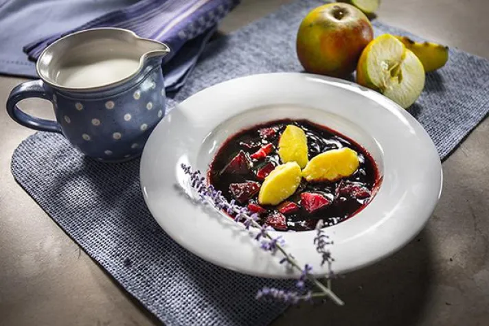 Bild: Landgemachtes Fliederbeersuppe mit Klüten