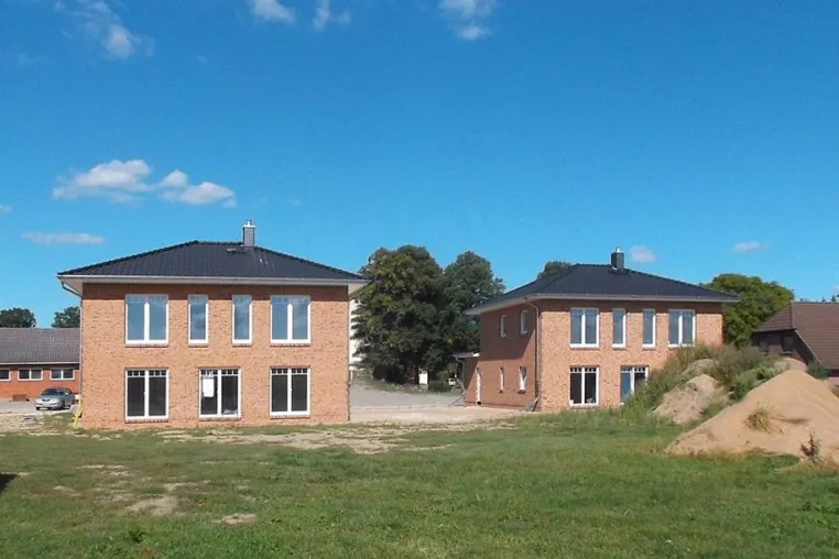 Bild: Zwillingsvillen im Grünen