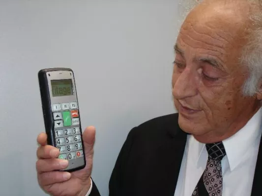 Deutscher Handyhersteller fitage trotzt mit seniorentauglichem Handy Nokia, Motorola und Co. Bild: Deutscher Handyhersteller fitage trotzt mit seniorentauglichem Handy Nokia, Motorola und Co.