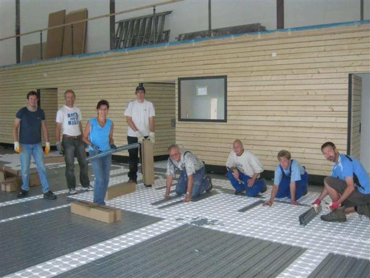 Einfach und schnell zu verlegen: das Trockenbausystem von Schütz Energy Systems.