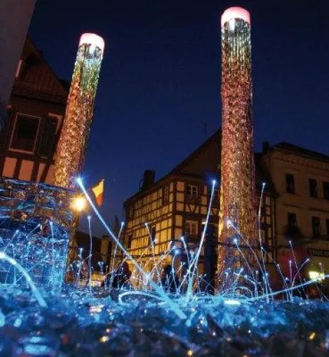 Bild: Warmes Rot, kühles Blau und sattes Grün - Kronachs Altstadt erstrahlt in buntem Licht