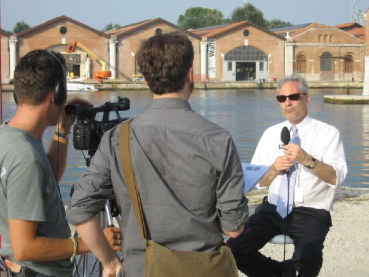 Chefkurator Aaron Betsky erläutert sein Konzept für die diesjährige Architektur-Biennale vor der BauNetz TV-Kamera