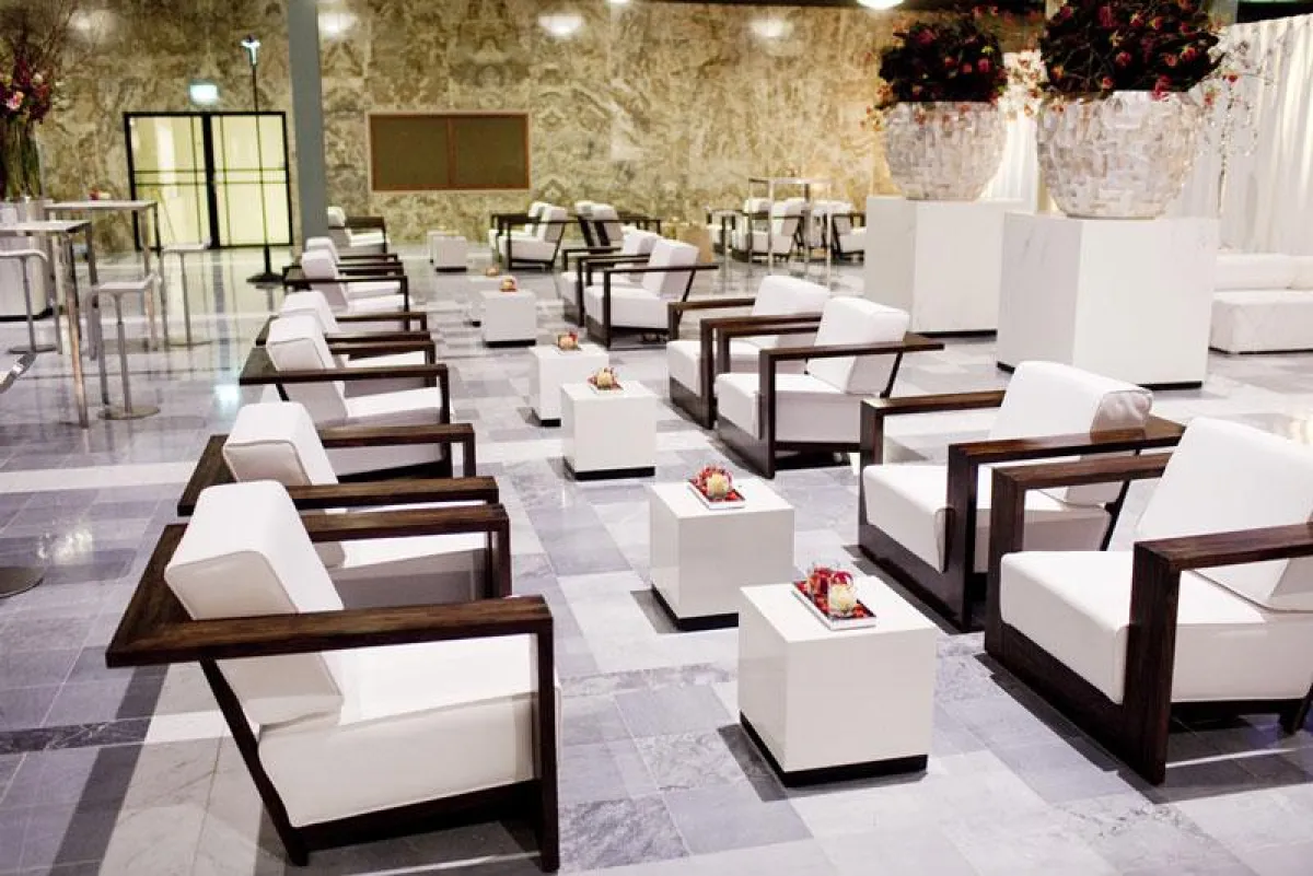 Palisander-Serie von der Party Rent Group für stilvolle Loungekonzepte (Foto: Party Rent, frei zur V