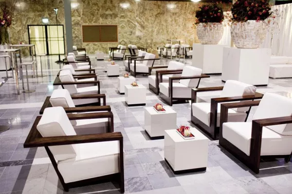 Bild: Party Rent stellt neue Loungekonzepte mit Palisander-Möbeln vor