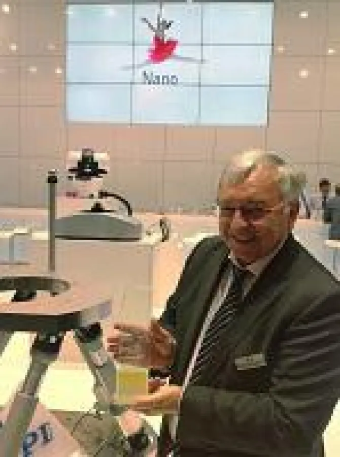 Dr. Karl Spanner nimmt die Auszeichnung für die 40-jährige Teilnahme an der LASER entgegen.