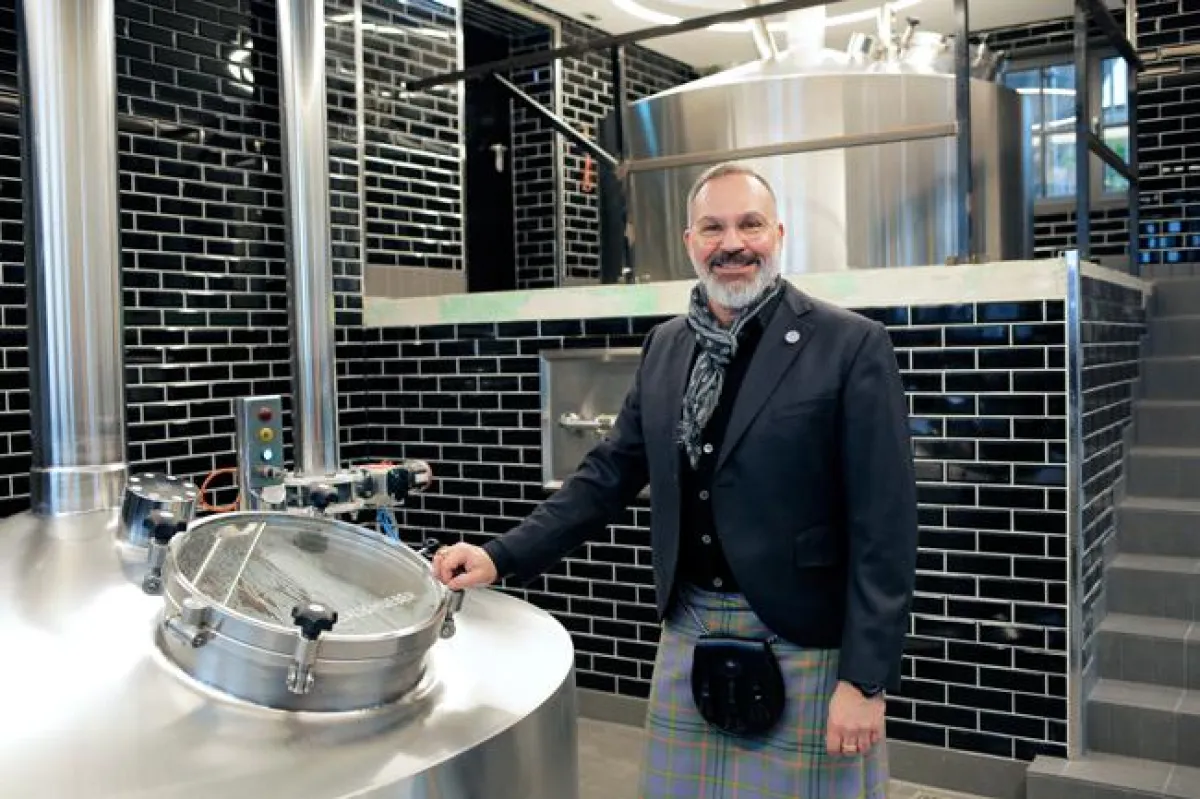 Großbraustelle: Füchschen-Chef Peter König an einem der neuen Sud-Kessel.  Foto: Behrendt&Raus