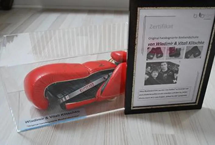 Stargebot versteigert handsignierte Boxhandschuhe der Weltmeister-Brüder Wladimir und Vitali Klitschko Bild: Stargebot versteigert handsignierte Boxhandschuhe der Weltmeister-Brüder Wladimir und Vitali Klitschko